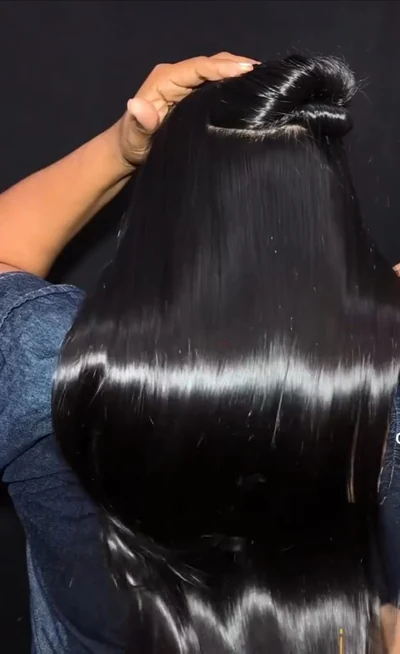 Pormenor do brilho de cabelo preto durante a finalização