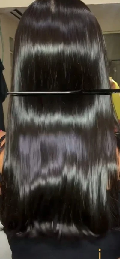 Cabelo escuro com brilho, mostrado com um pente