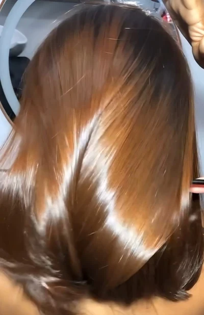 Cabelo castanho com reflexos quentes, brilho e movimento